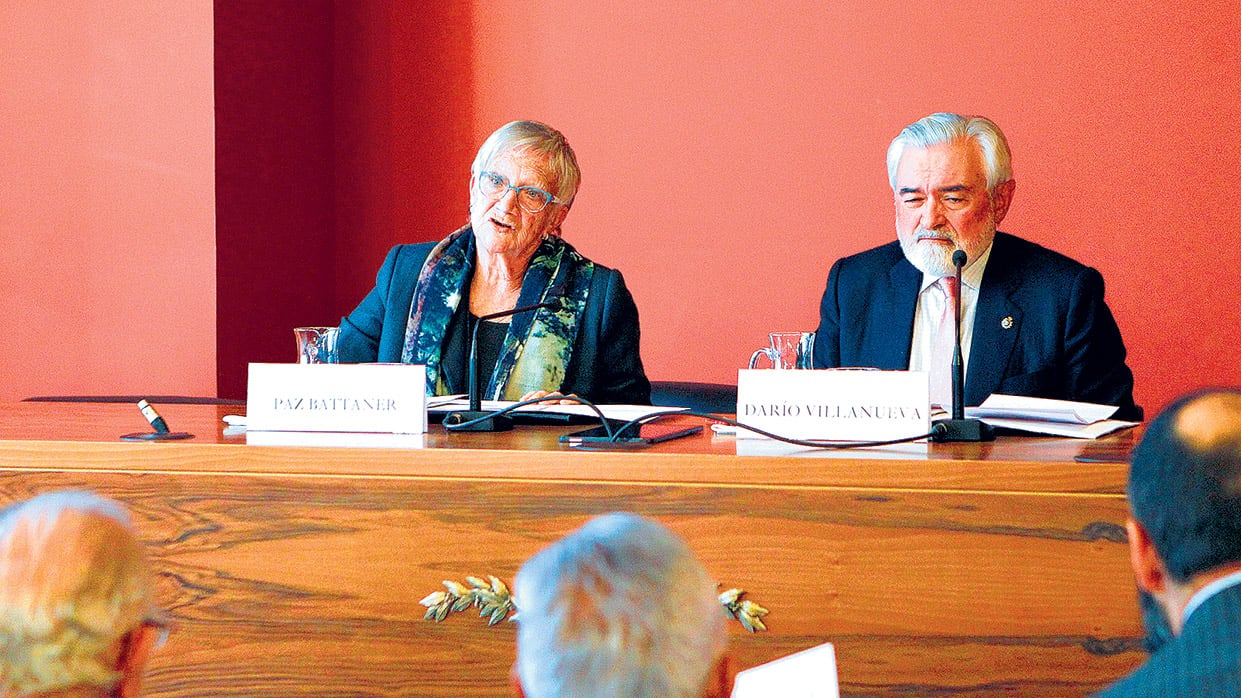 La directora del Diccionario, Paz Battaner, y el director de la RAE, Darío Villlanueva.
