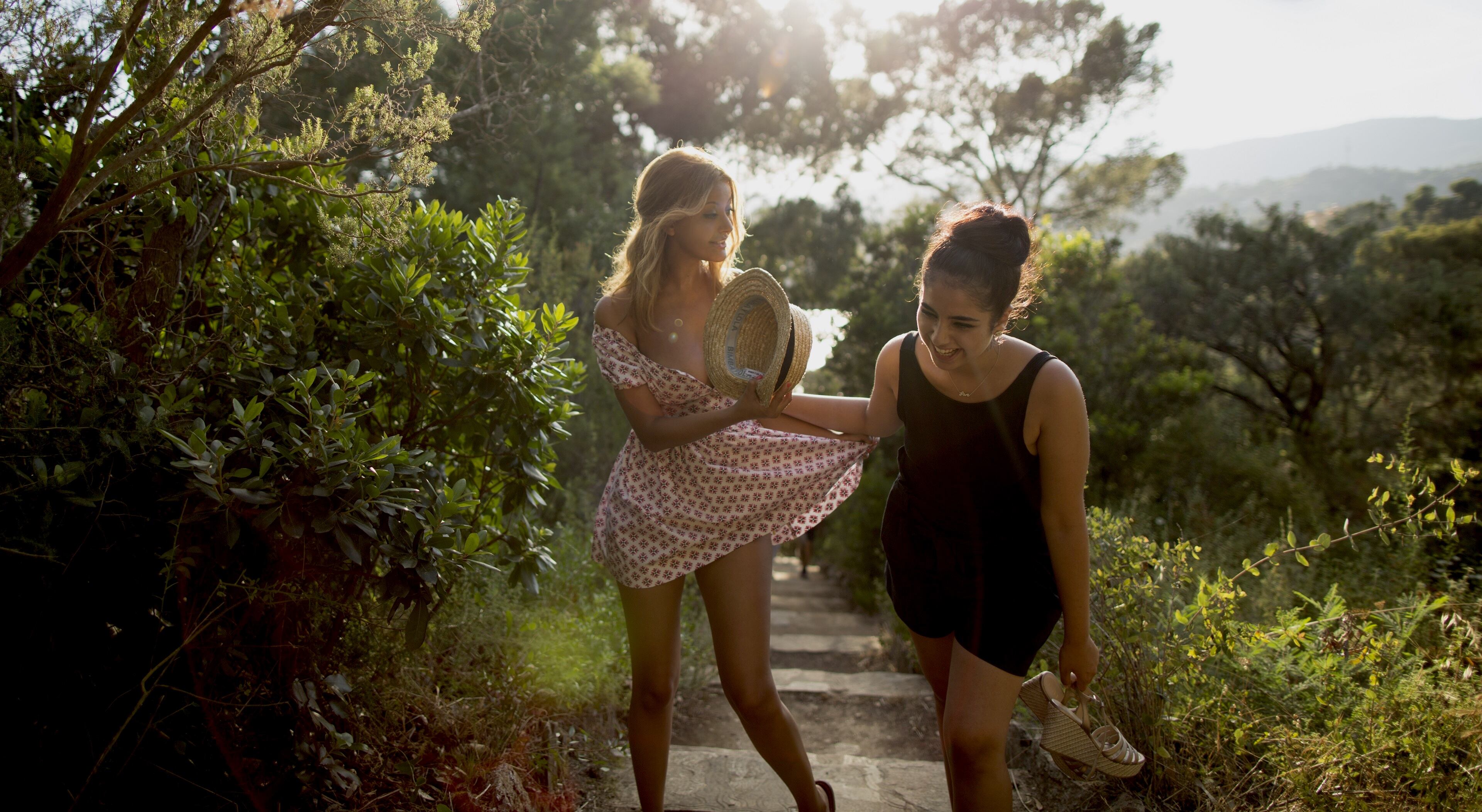 Zahia Dehar y Mina Farid: la directora echa una mirada engañosa sobre ese paraíso.