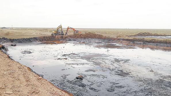 Dos de las fotos tomadas por Borghardt. Abajo se visualiza el desborde del vertedero.