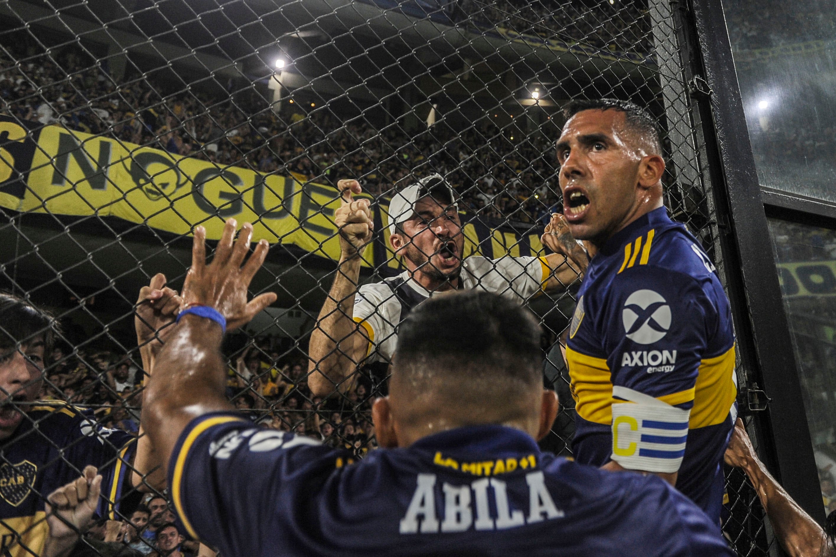 Tevez festeja con los hinchas el que sería el gol del cameonato.