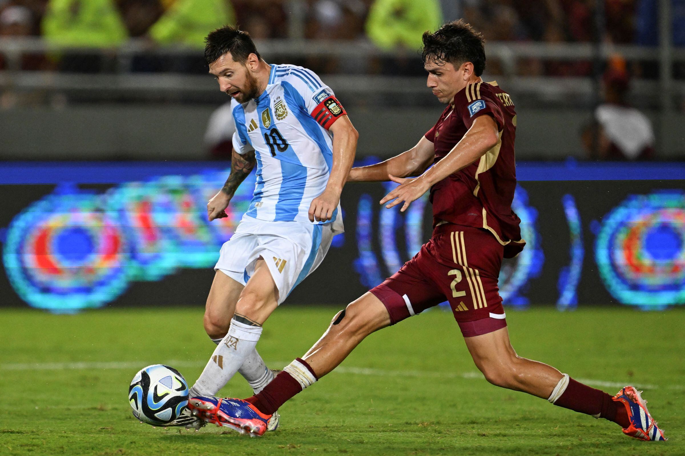 Messi trata de controlar la pelota en un difícil cesped