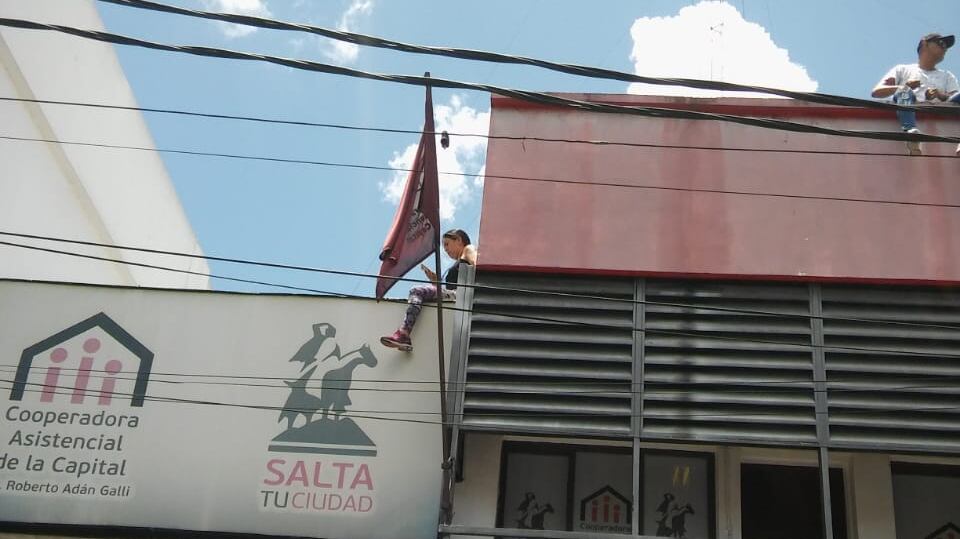 Trabajadores en el techo de la Cooperadora
