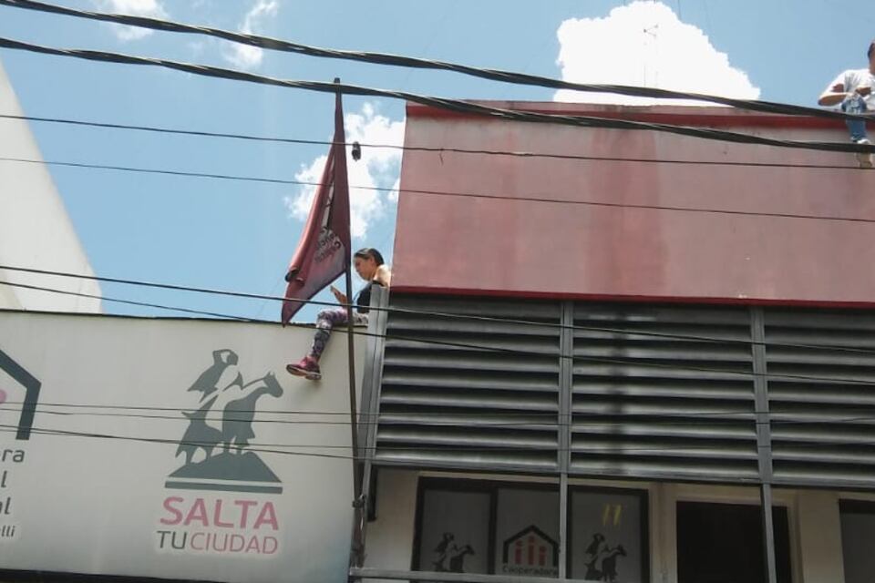 Trabajadores en el techo de la Cooperadora