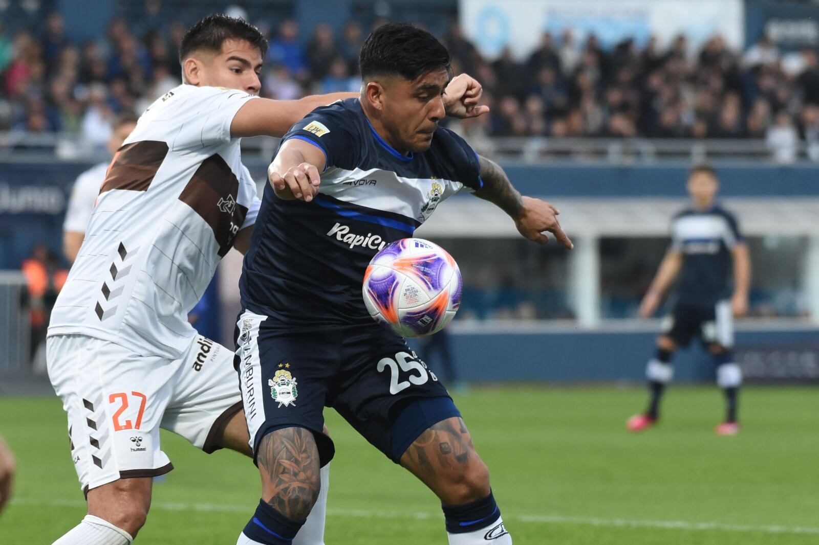 Tarragona y Jacquet luchan por la pelota