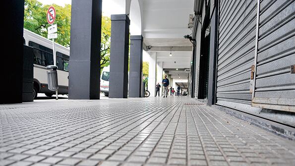 La recova de Hipólito Yrigoyen, frente a la Plaza de Mayo, ayer, con los sin techo ya desalojados.