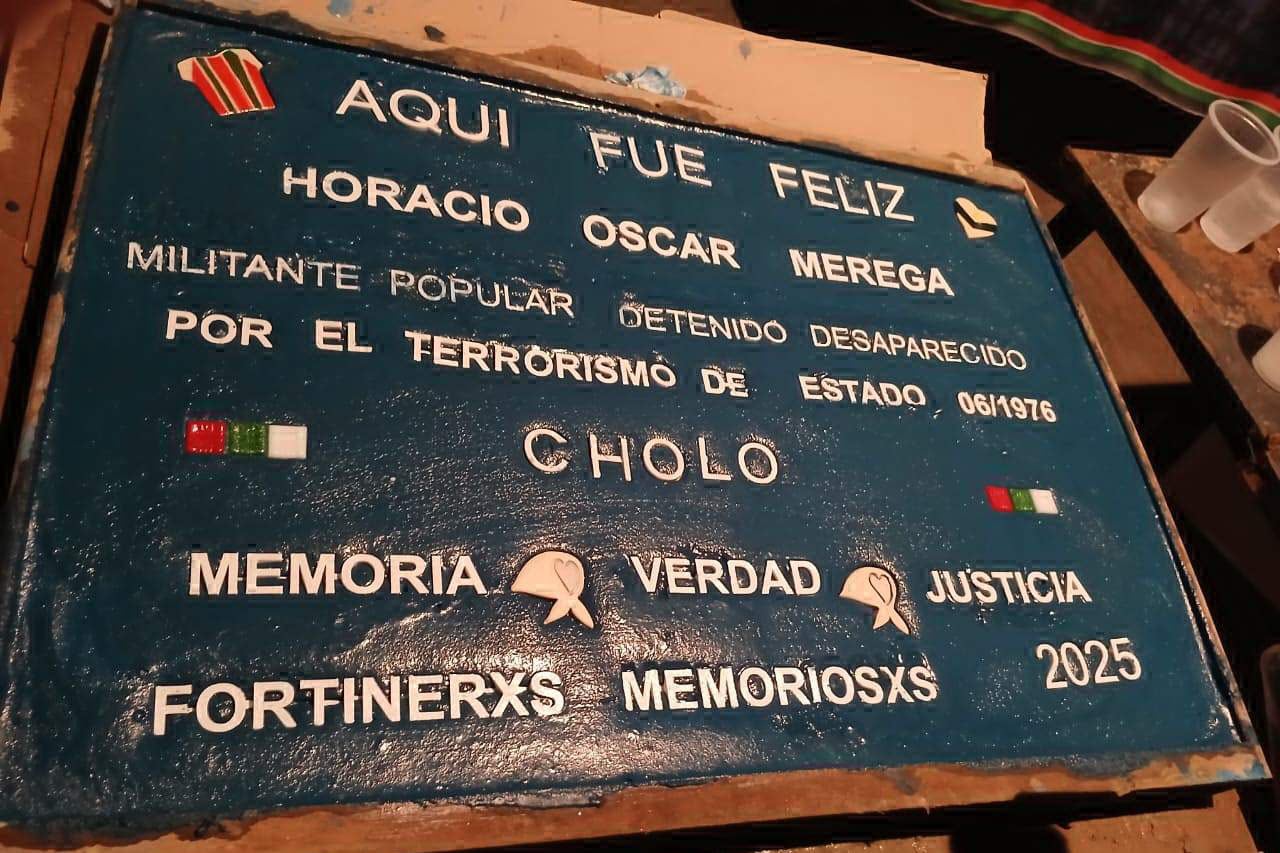 La baldosa fortinera que homenajea a Horacio Mérega. (Gentileza Fortineros Memoriosos)