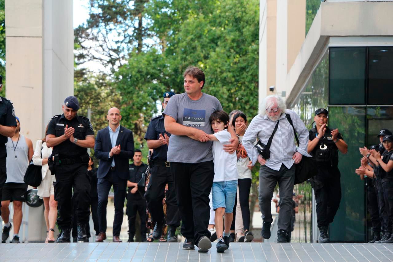 El día que Nocelli fue liberado, aplaudido por otros policías.