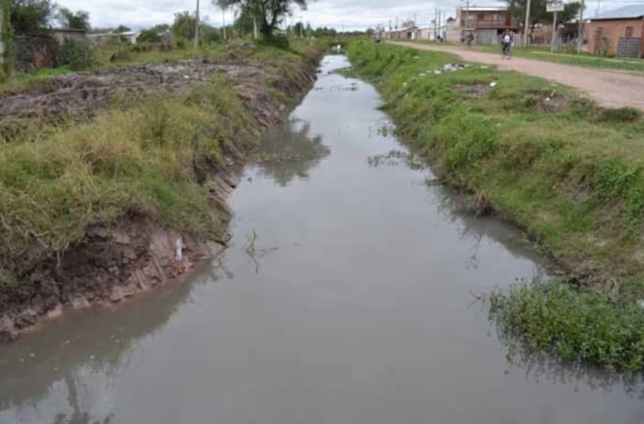 El canal Quijano está detrás del Polideportivo Santiago Maldonado, en un barrio construído por Emerenciano Sena.