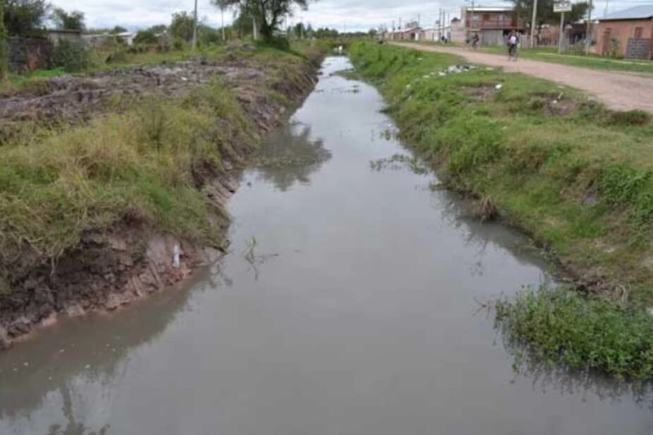 El canal Quijano está detrás del Polideportivo Santiago Maldonado, en un barrio construído por Emerenciano Sena.