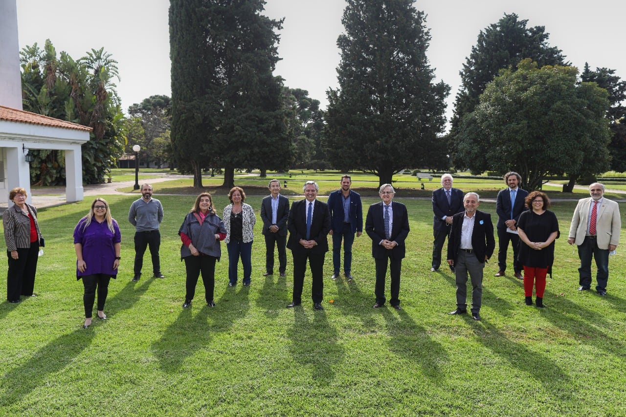 Alberto Fernández junto al grupo de especialistas en los jardines de Olivos.