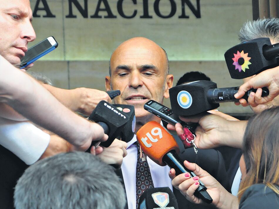 El jefe de Inteligencia, Gustavo Arribas, se había comprometido a volver al Congreso en marzo. No cumplió.