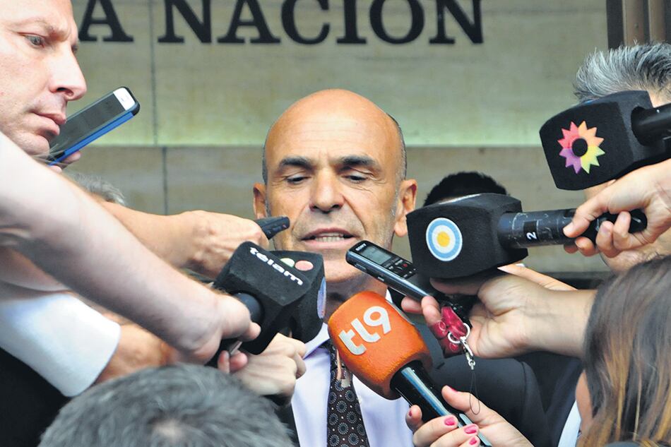 El jefe de Inteligencia, Gustavo Arribas, se había comprometido a volver al Congreso en marzo. No cumplió.