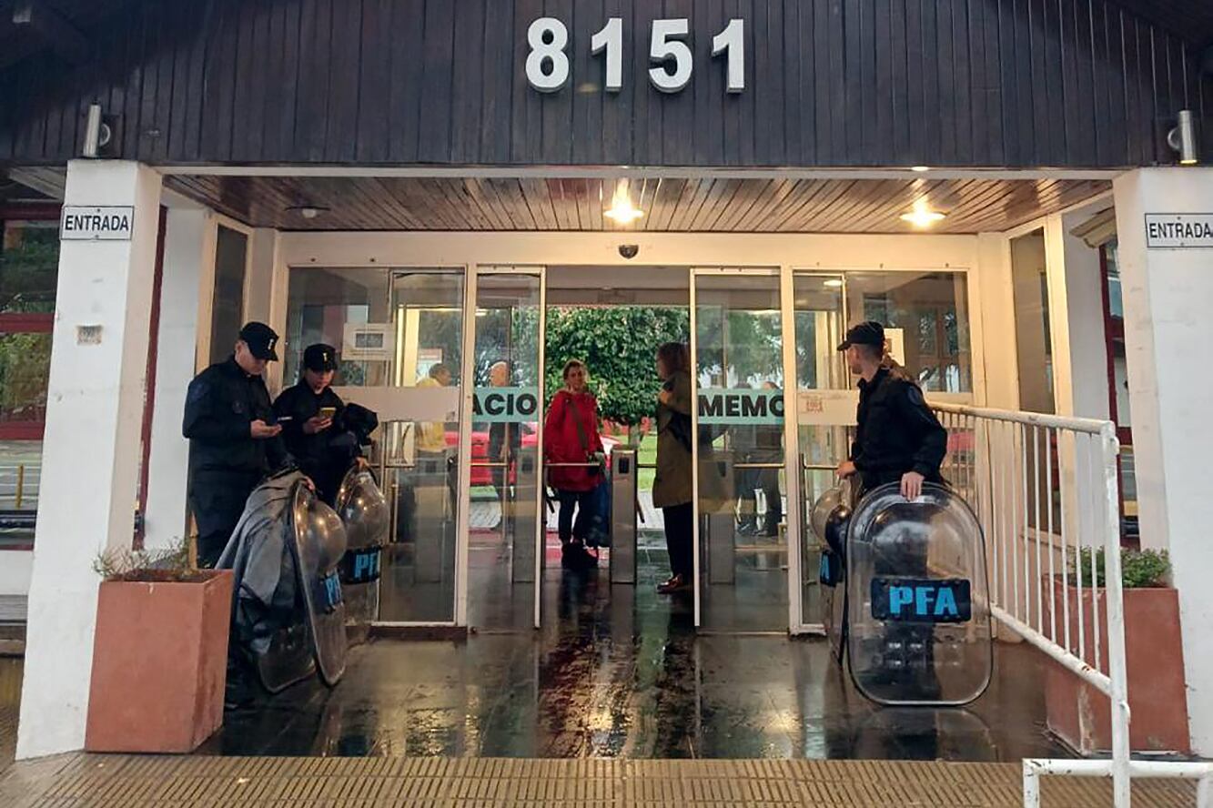 El ingreso principal de la ex Esma amaneció ayer con policías.