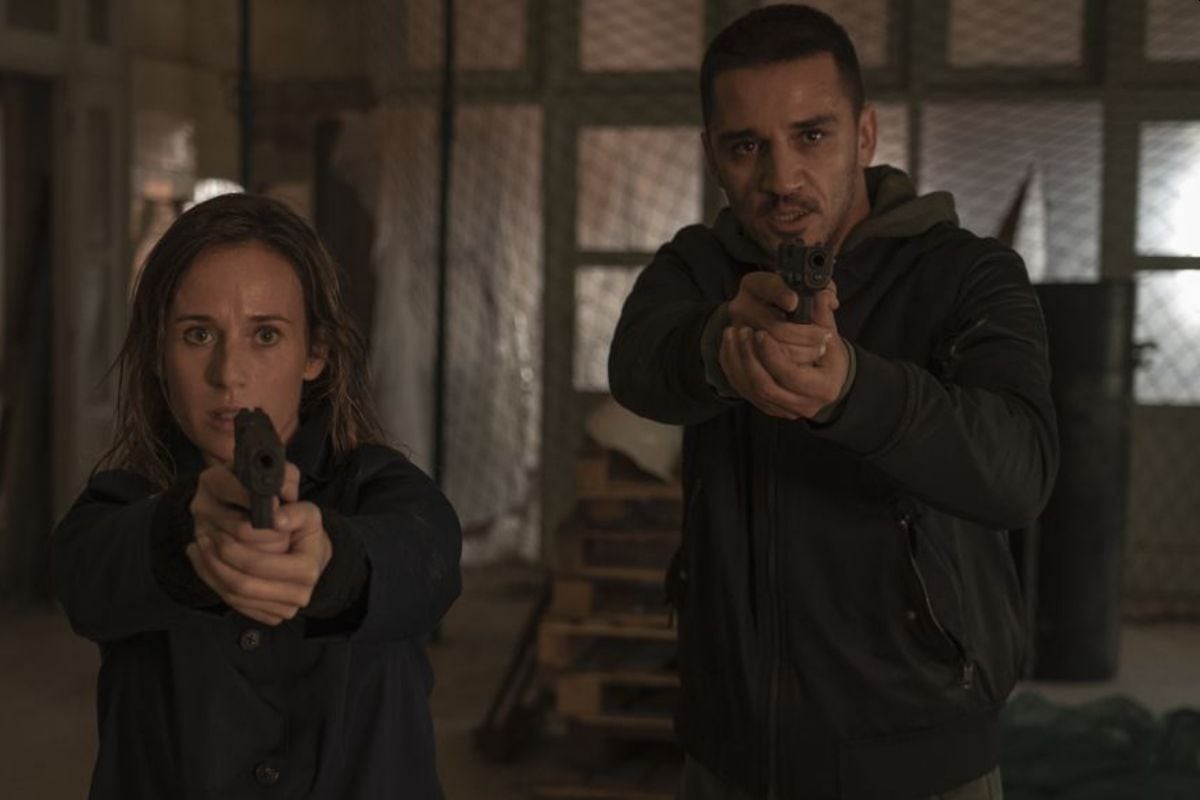 Una de las escasas escenas de acción, antes de que todo sea explicado en un sillón.