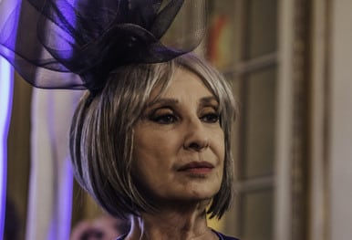 Norma Aleandro se divierte en el papel de una marchand insolente, con gestos caricaturescos.