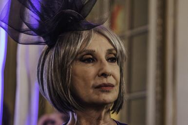 Norma Aleandro se divierte en el papel de una marchand insolente, con gestos caricaturescos.