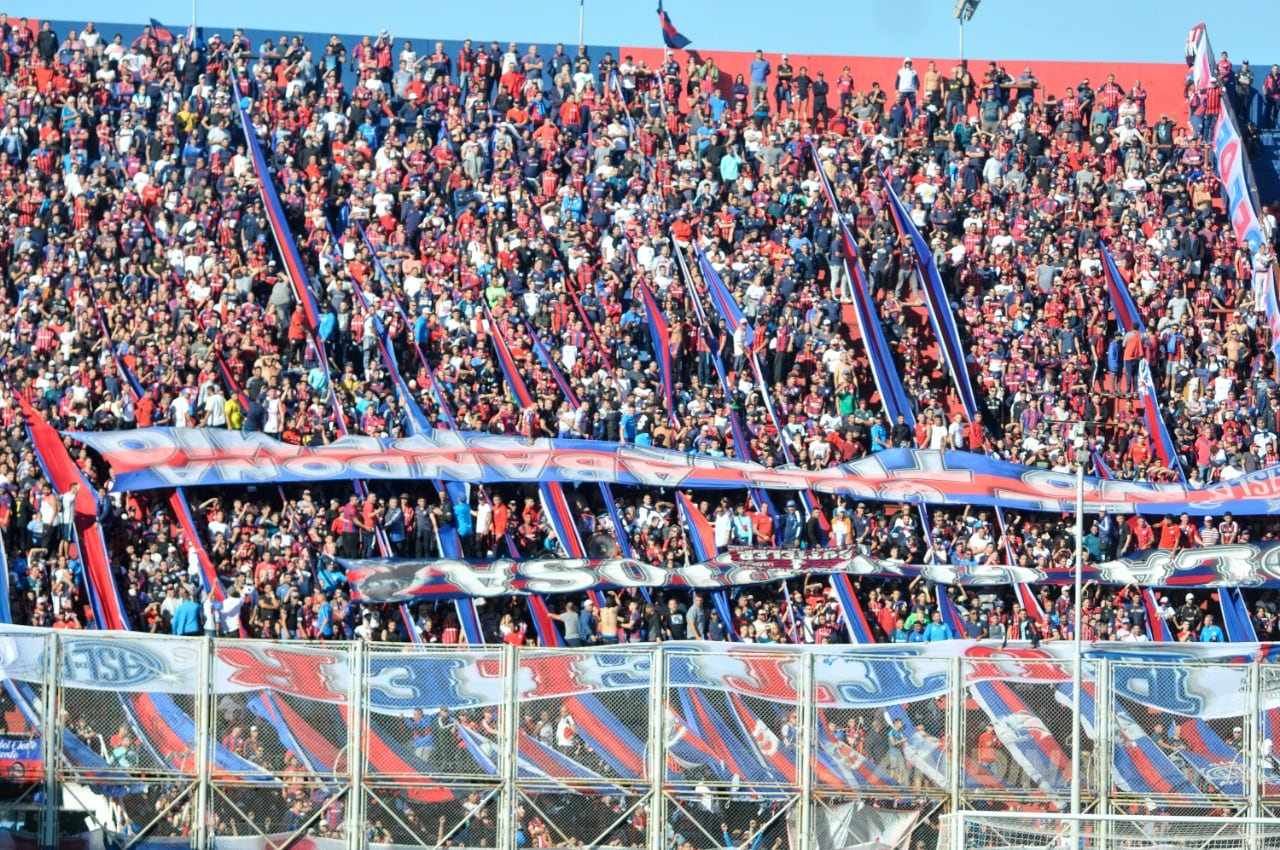 La hinchada de San Lorenzo puso las banderas al revés en señal de protesta