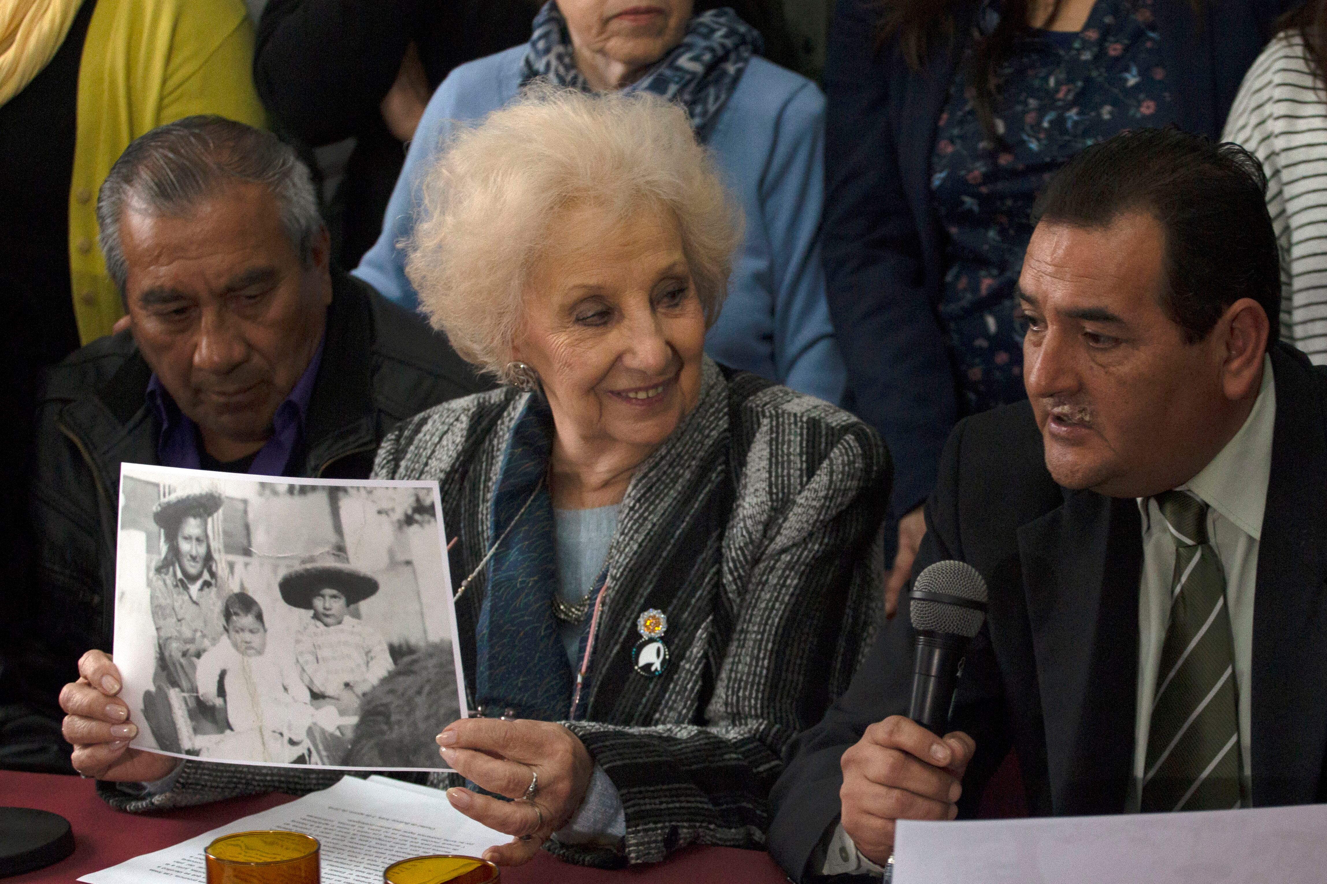 Ismael junto a Estela Carlotto en el anuncio del encuentro de su hermano Marcos.