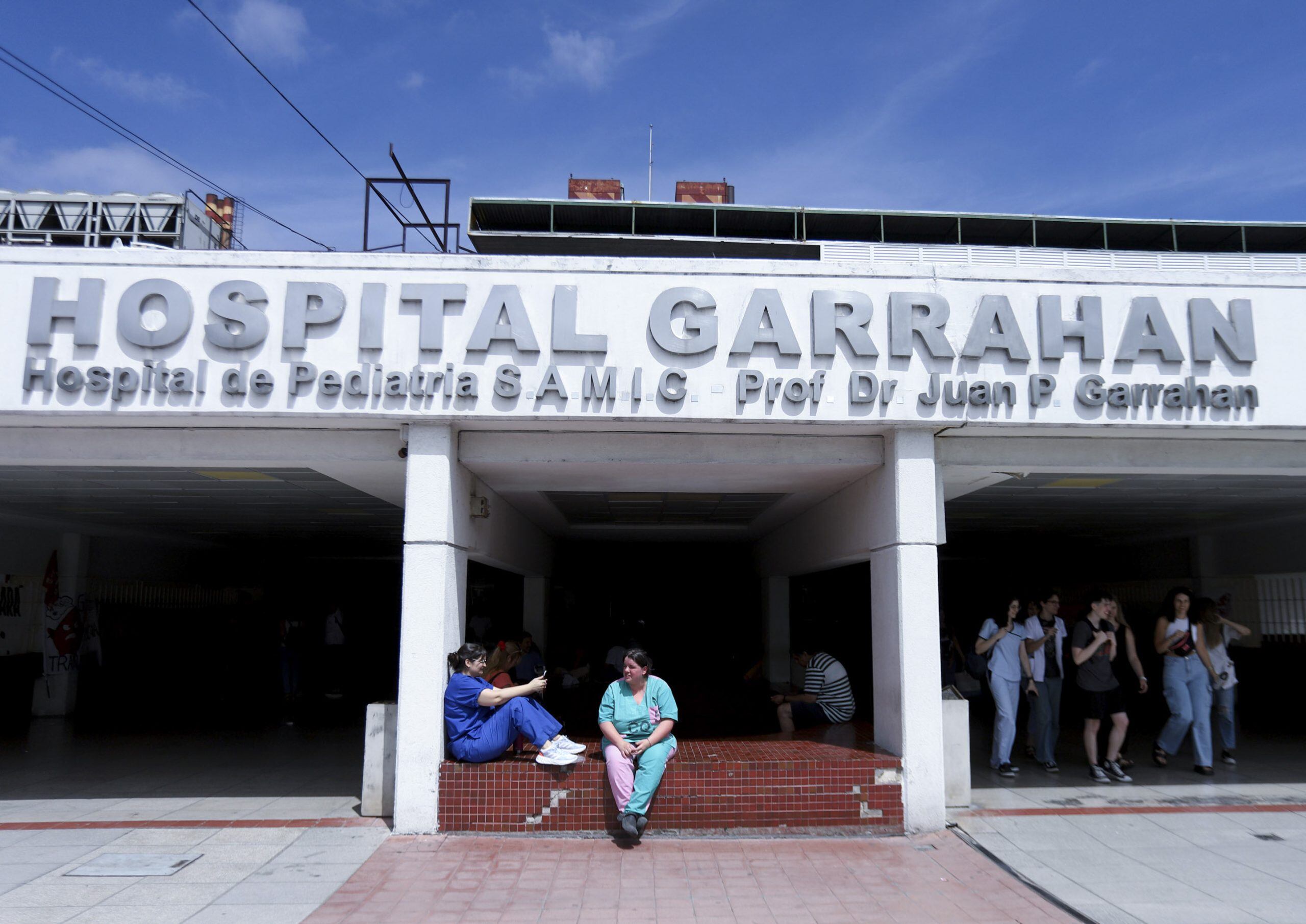 Símbolo de la salud pública, el Garrahan cumple 38 años con salarios por debajo de la pobreza y un futuro en riesgo.