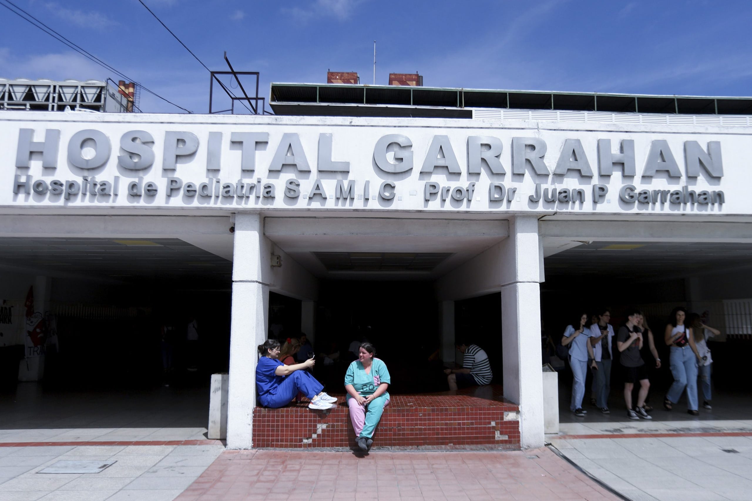 Símbolo de la salud pública, el Garrahan cumple 38 años con salarios por debajo de la pobreza y un futuro en riesgo.