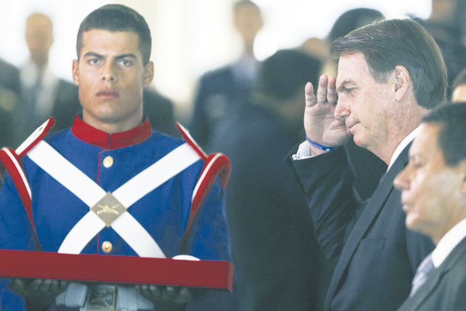 Bolsonaro se saludó con el vice Mourao, a su lado durante una ceremonia en Brasilia.