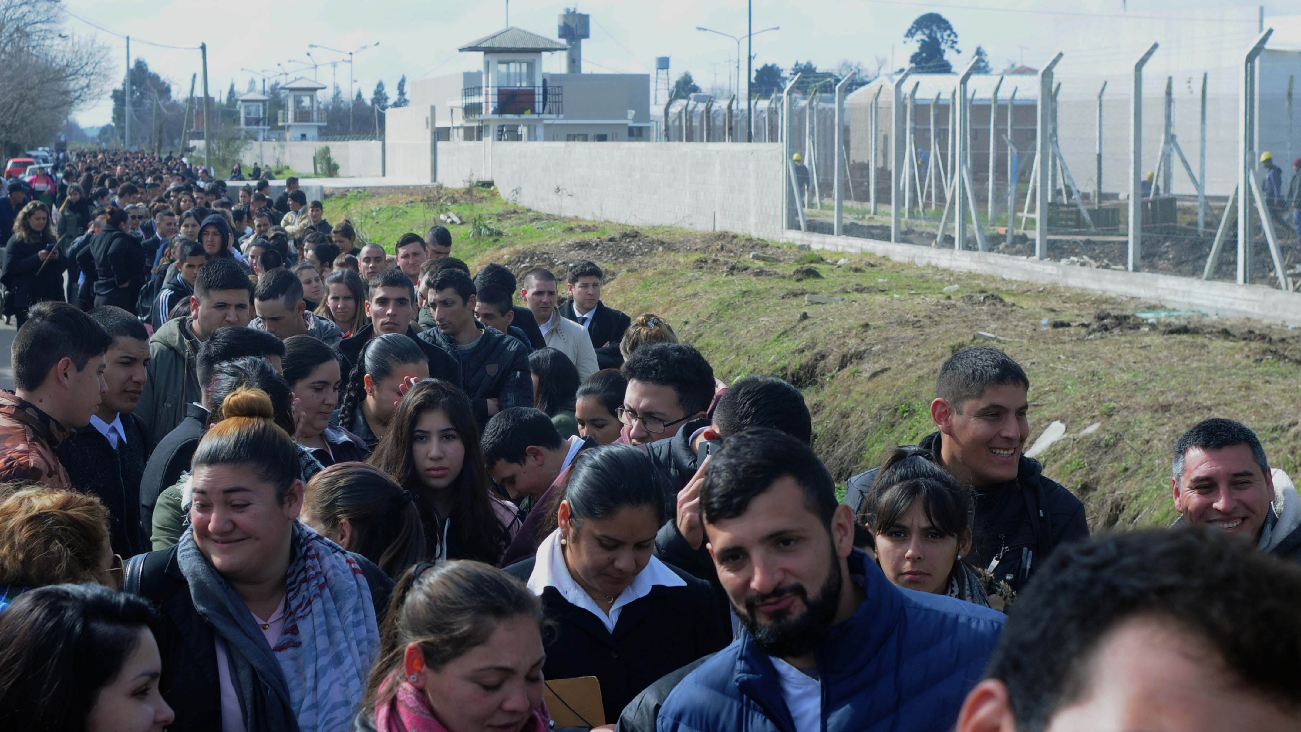Hubo quienes acamparon desde la madrugada para asegurarse un lugar.