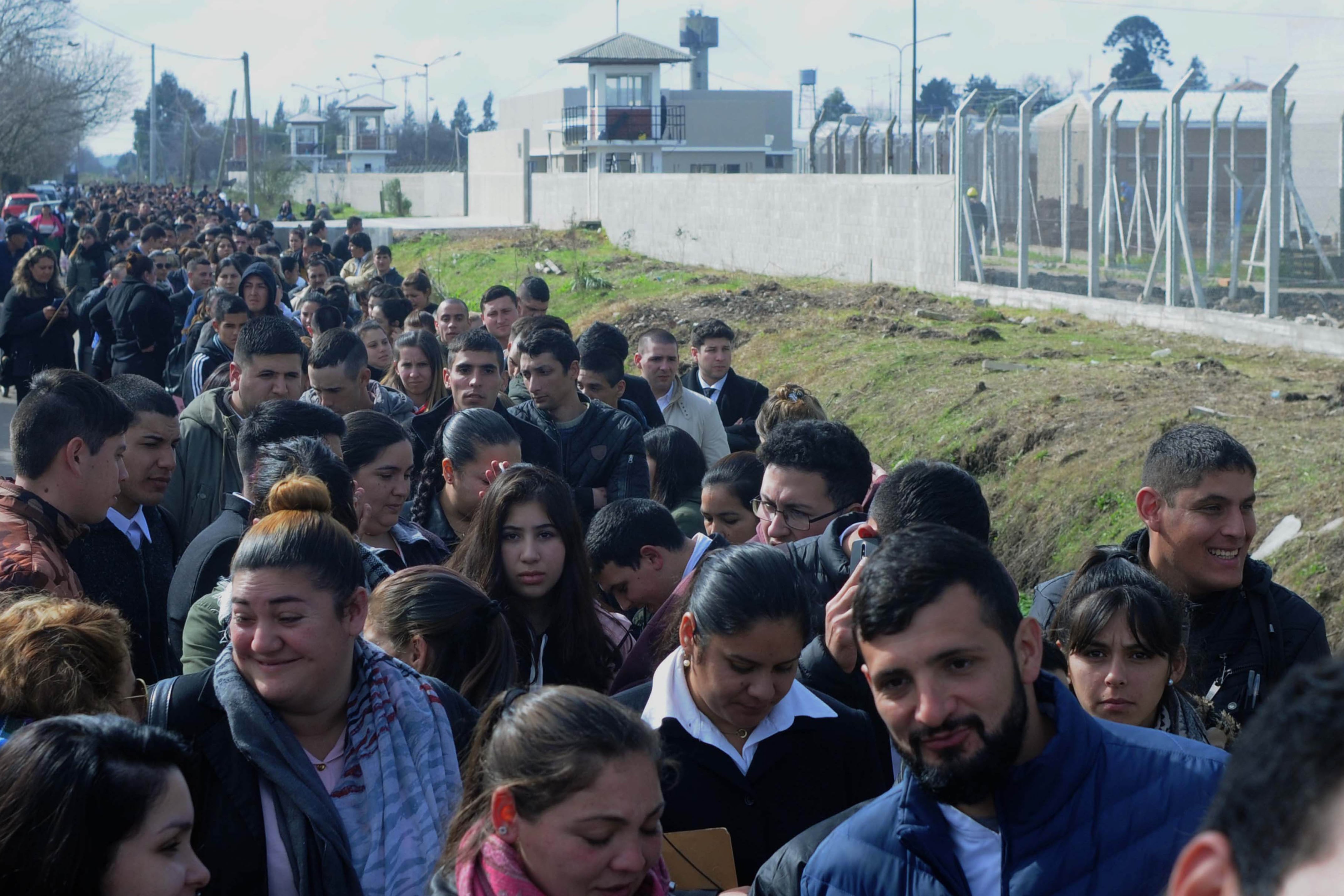 Hubo quienes acamparon desde la madrugada para asegurarse un lugar.