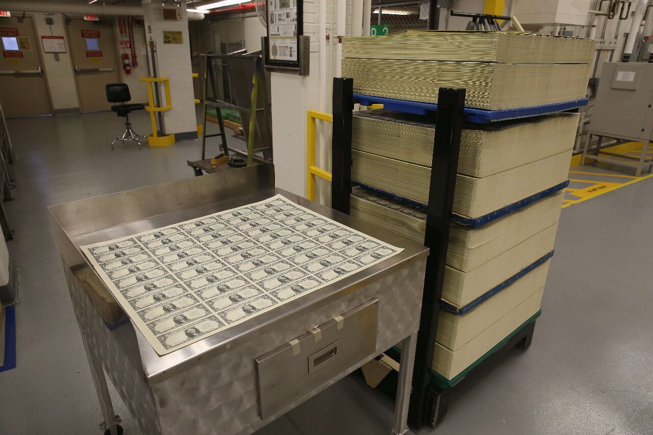 La banca central estadounidense está emitiendo dólares en cantidad para evitar el colapso de la economía.