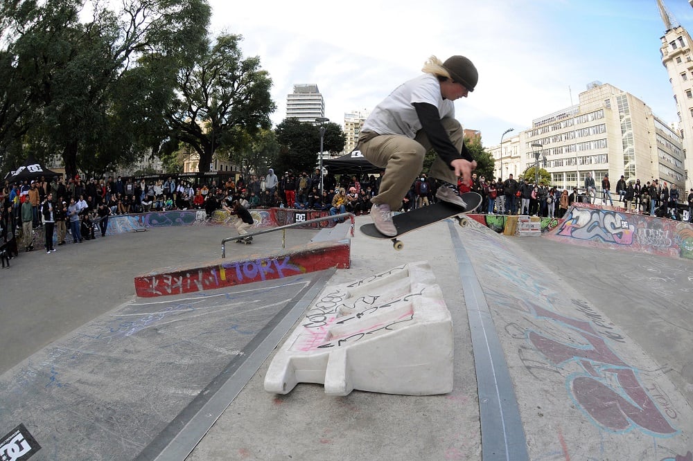 Los skaters mostraron su repertorio y sus mejores trucos en la Plaza Houssay