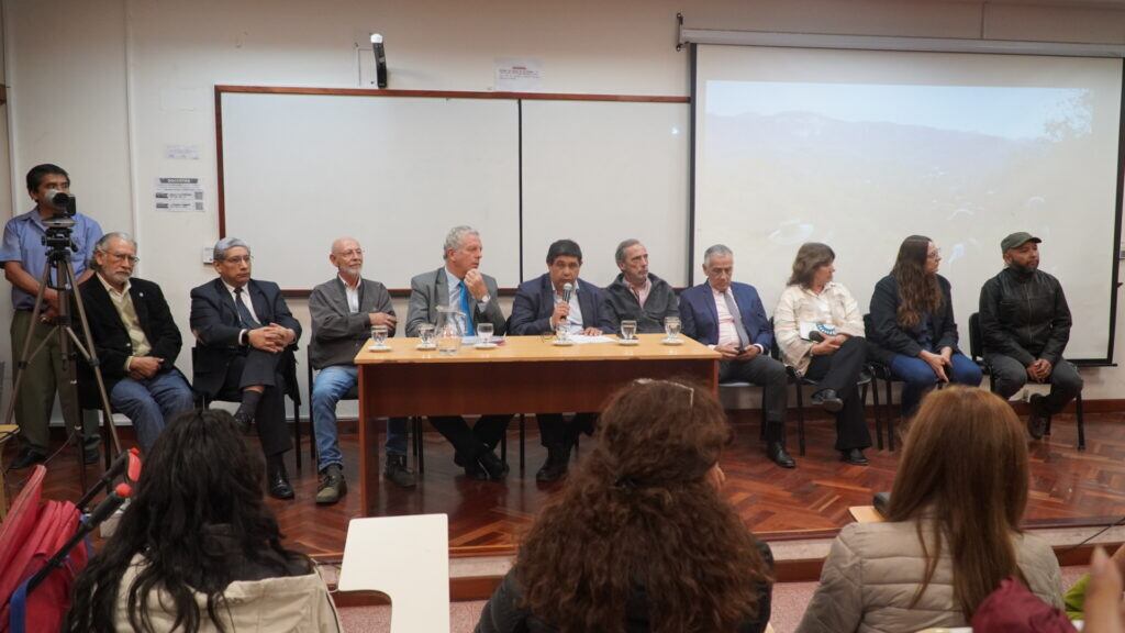 El rector Hoyos encabezó la reunión informativa. 