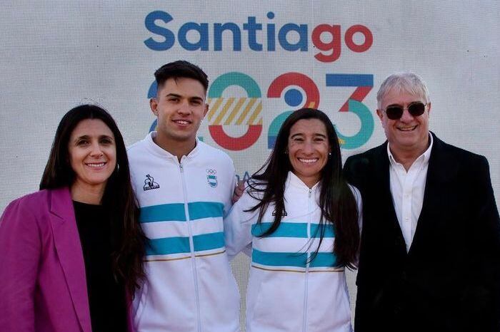 La Secretaria de Deportes, Inés Arrondo, junto a los abanderados Marcos Moneta y Sabrina Ameghino. A la derecha, Mario Moccia, del COA