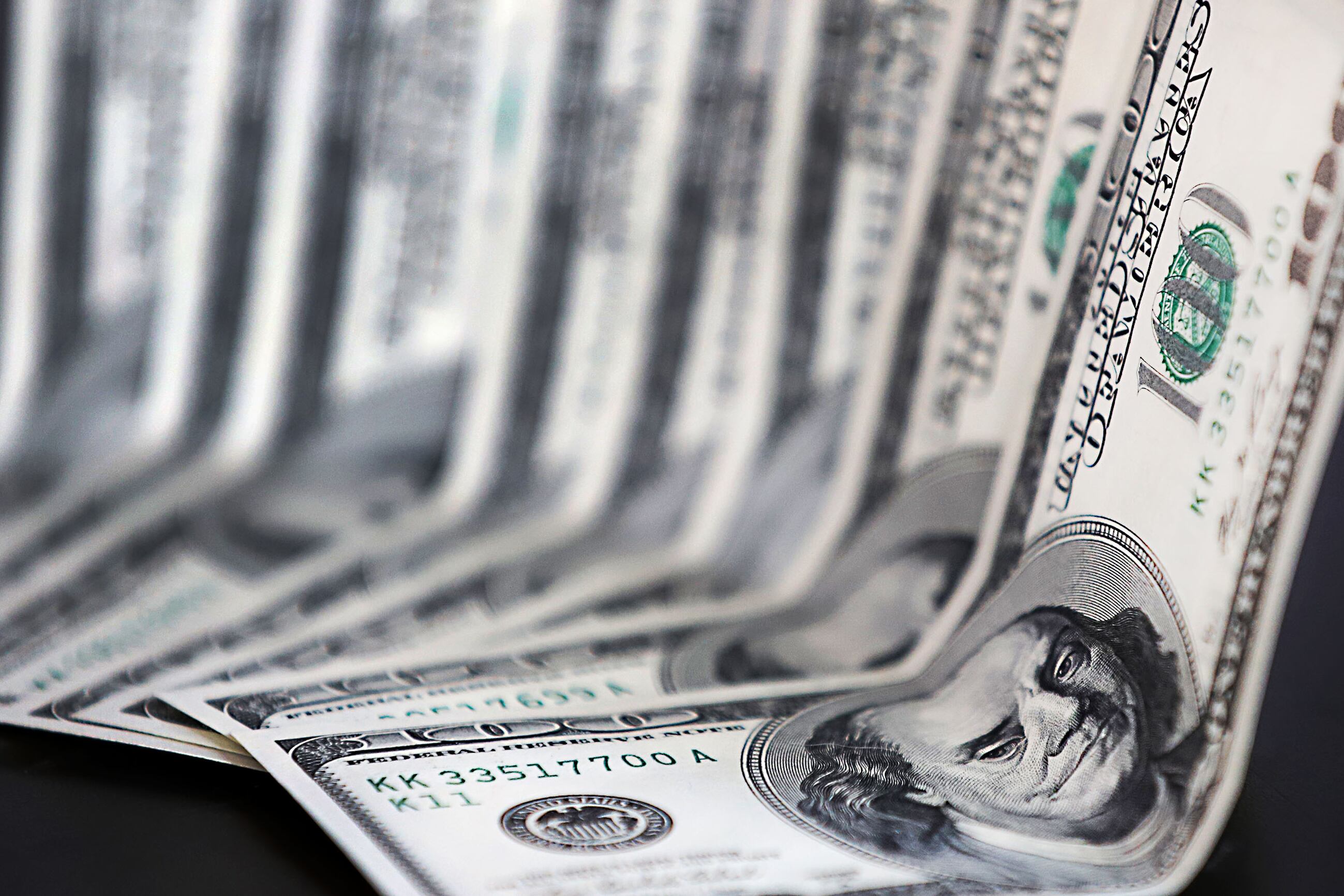 El dólar blue marcó un incremento de cuatro pesos, a 499 pesos por unidad.