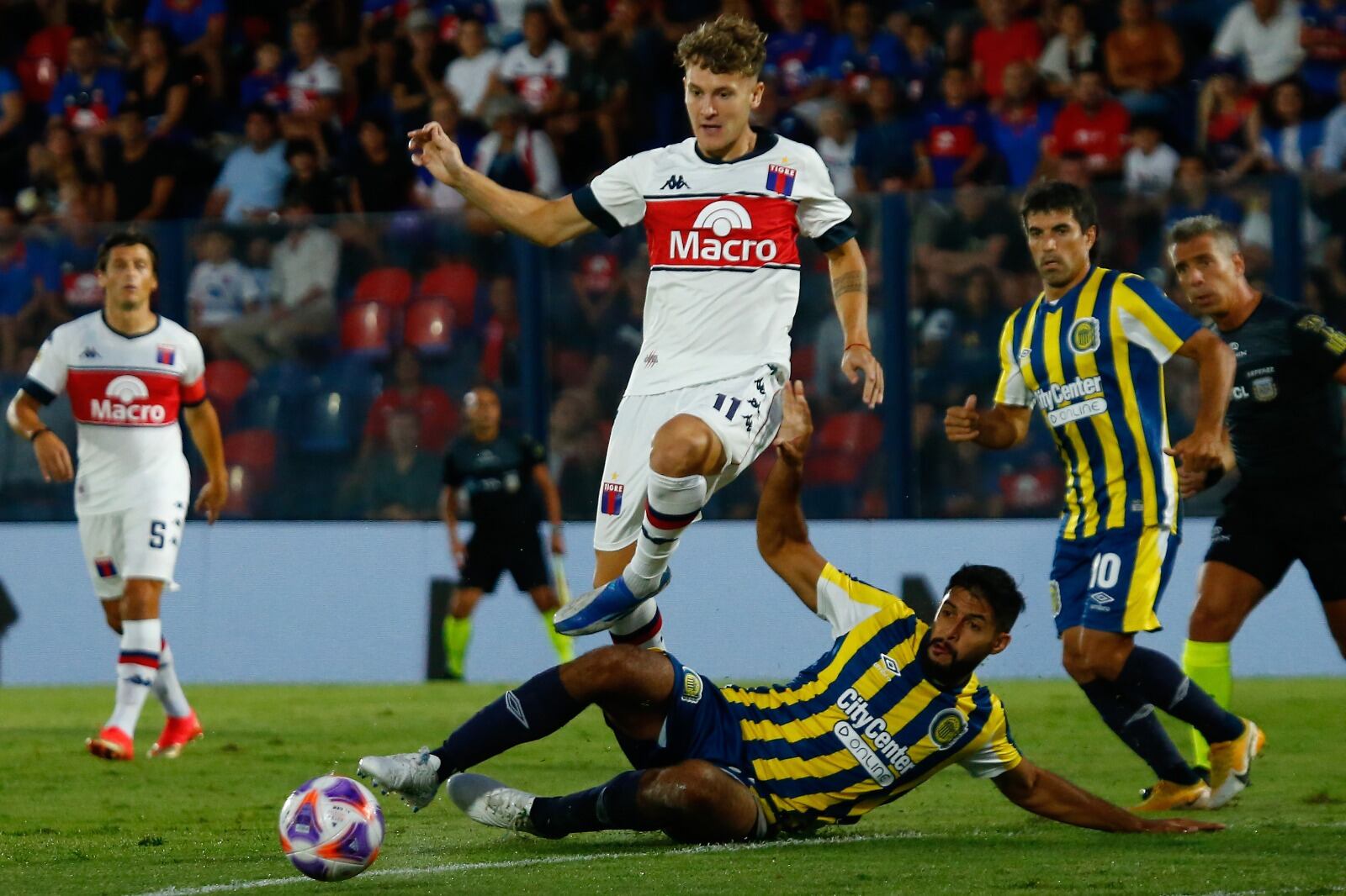 Facundo Colidio y Facundo Mallo en plena lucha. Ambos marcaron en la noche de Victoria