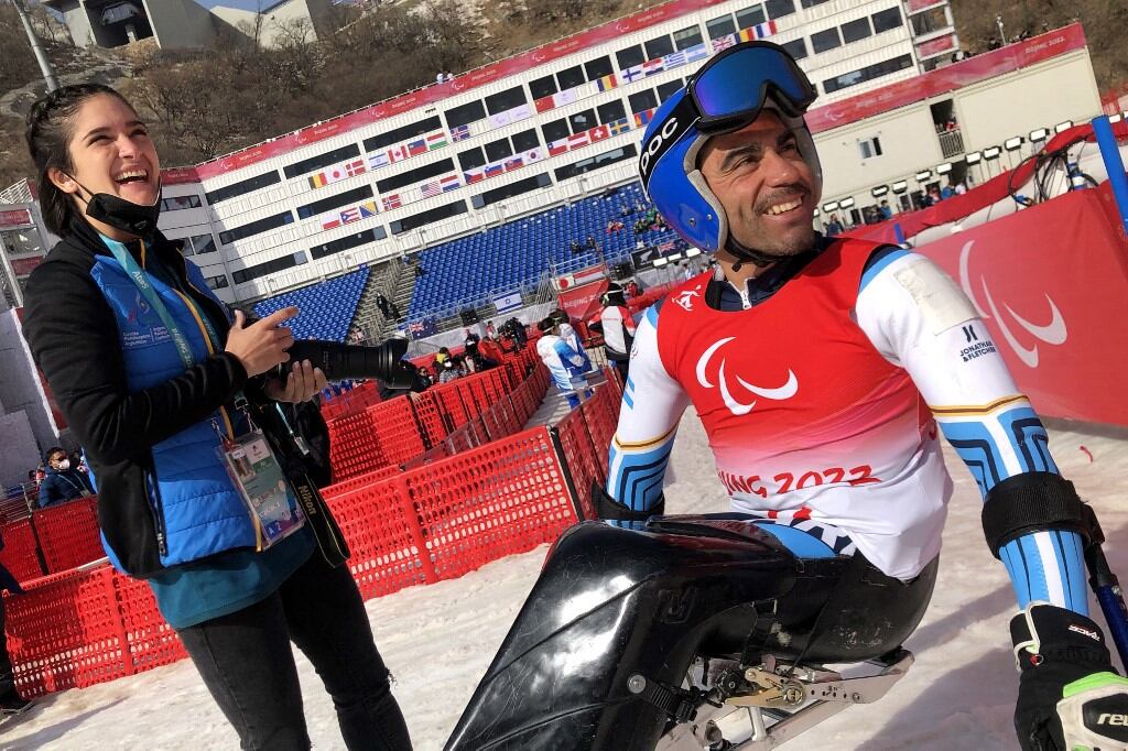 Enrique Plantey sonríe junto a su novia, la española Triana Serfaty, tras realizar un gran tiempo