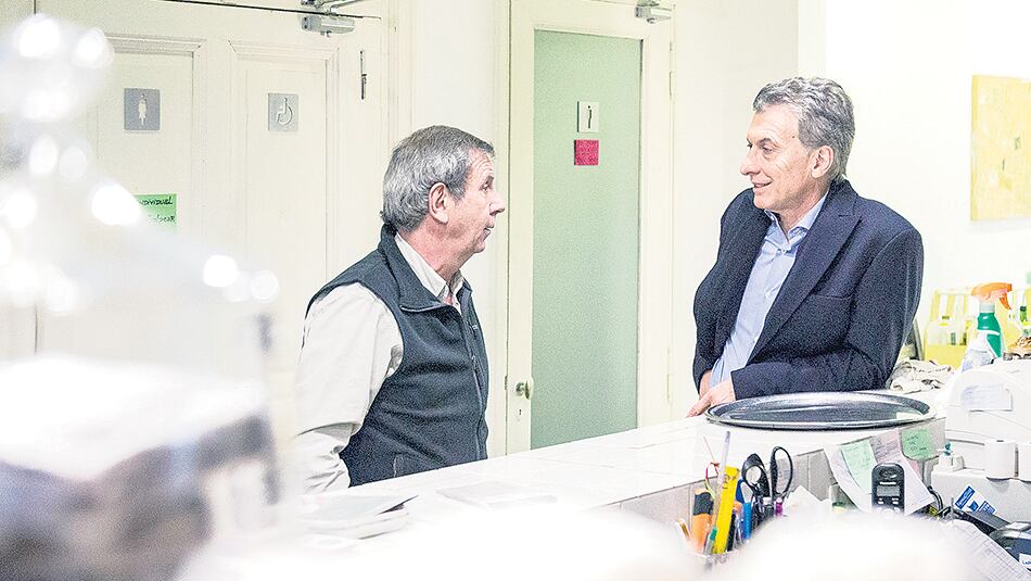 Mauricio Macri, en su recorrida habitual, esta vez de visita en un café de Olivos.