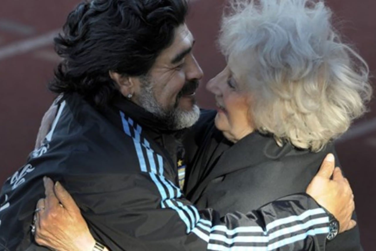 El sentido abrazo de Maradona con Estela de Carlotto en las eliminatorias para el Mundial 2010.