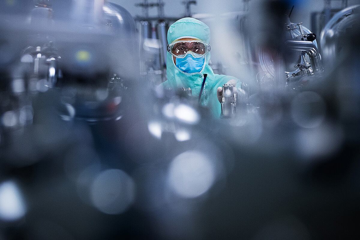Preparativos para probar la vacuna en el laboratorio francés Sanofi en Val-de-Reuil. Foto 2: Testeo de la vacuna china en San Pablo, Brasil.