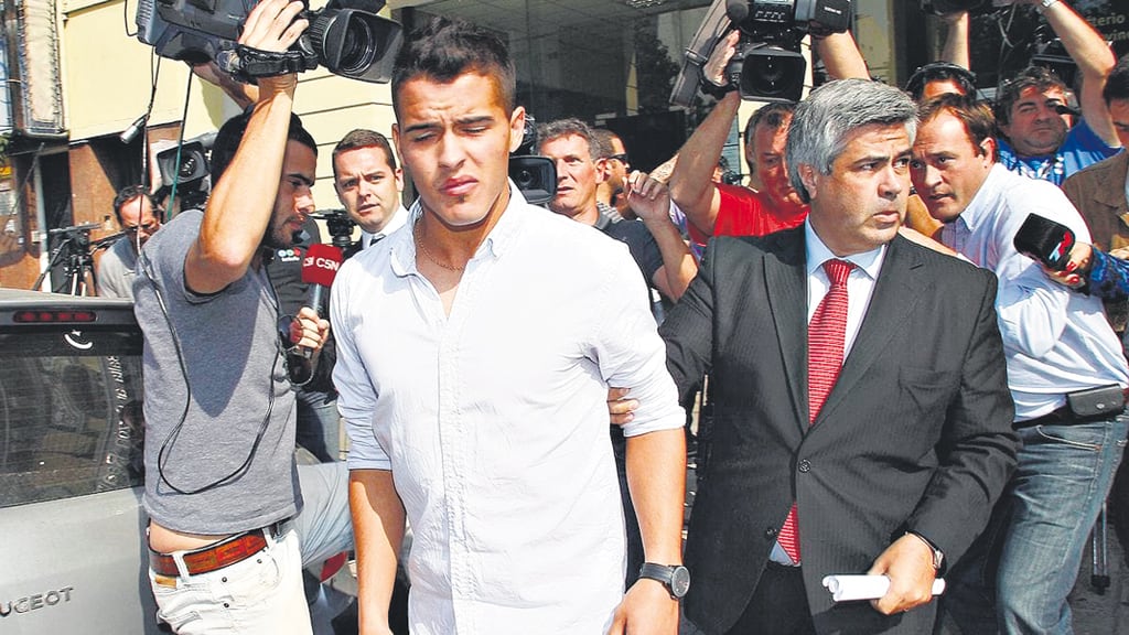 Alexis Zárate se retira de una de las audiencias del juicio por violación en el que fue acusado.