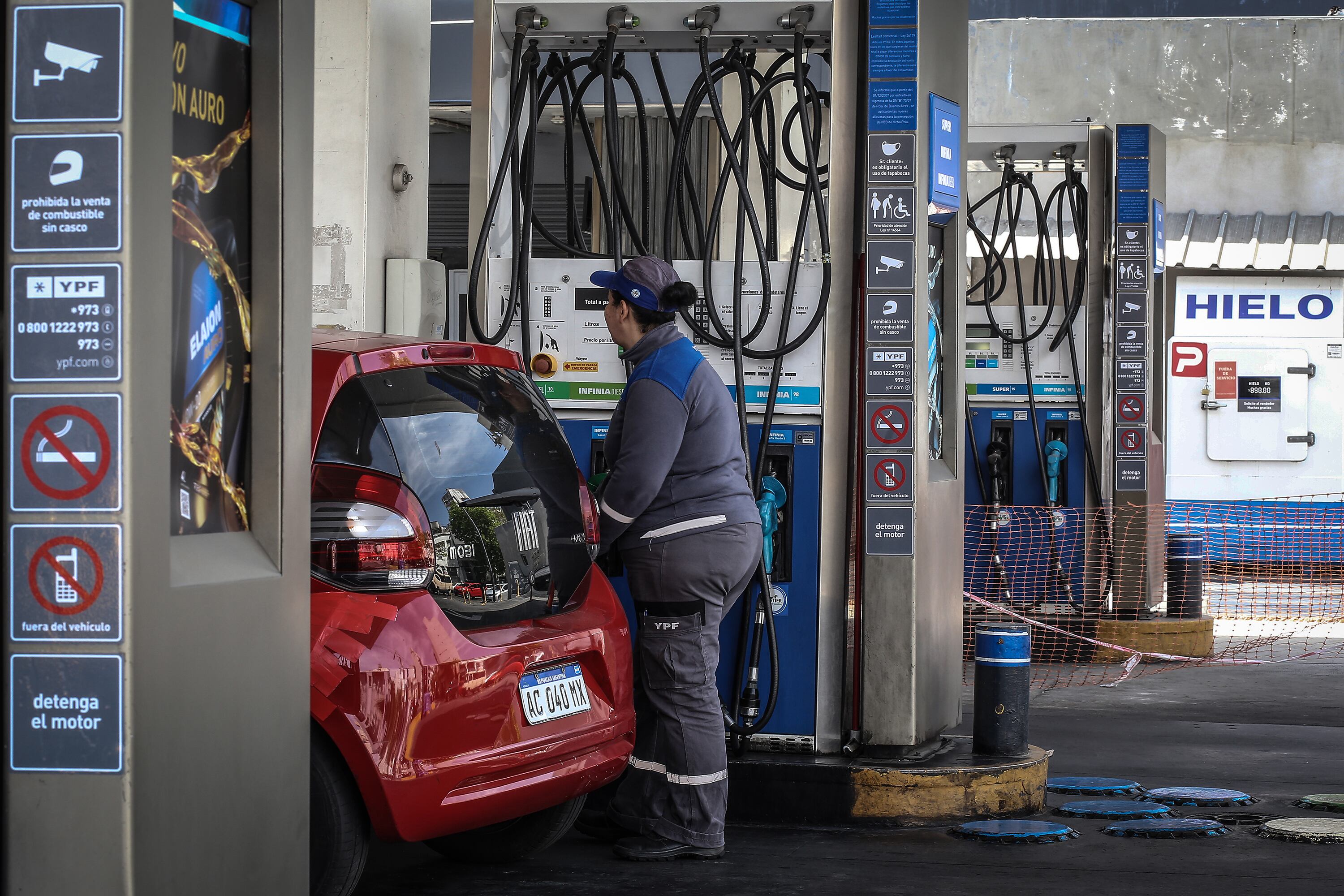 Los combustibles sufrirán otro aumento el 1 diciembre que podría rondar el 3 por ciento, dependiendo de lo que decida la empresa de bandera YPF.