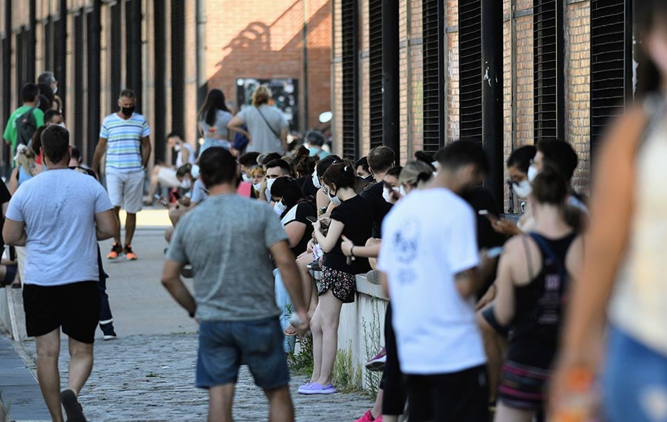 Las lasgas filas siguen y en Rosario abrirán otro centro en zona norte