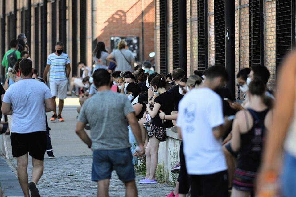 Las lasgas filas siguen y en Rosario abrirán otro centro en zona norte