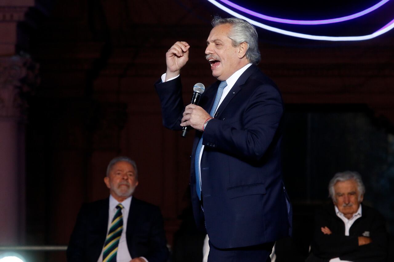 "No vamos a bajar ninguno de los compromisos que tomamos en esta plaza, hace dos años, con Cristina. Primero los más postergados", aseguró.