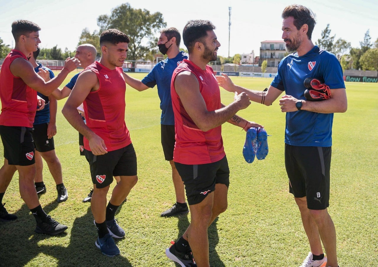 En primer plano, el DT Domínguez se saluda con Silvio Romero