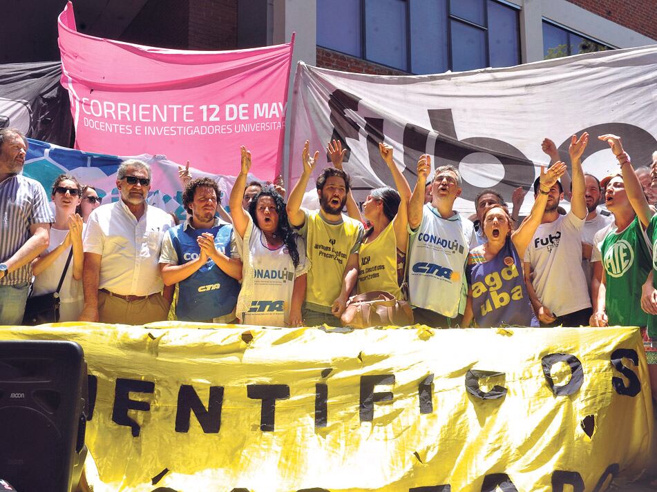 Los manifestantes cortaron ayer en Godoy Cruz y Paraguay ante la falta de propuestas del Gobierno.