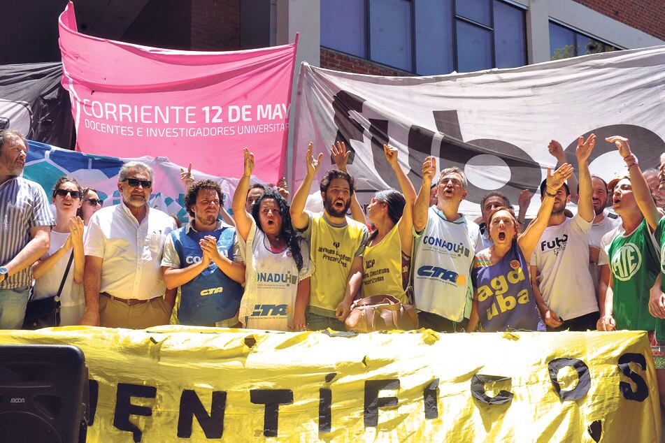 Los manifestantes cortaron ayer en Godoy Cruz y Paraguay ante la falta de propuestas del Gobierno.