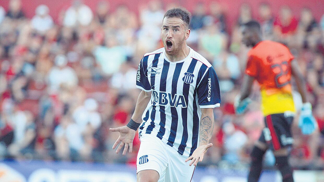 El uruguayo Juniors Arias festeja el primer gol de Talleres.