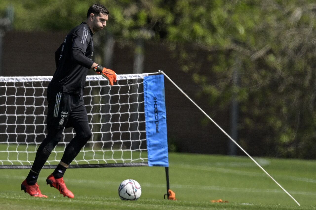 Dibu Martínez es uno de los diez candidatos al premio al mejor arquero de 2021