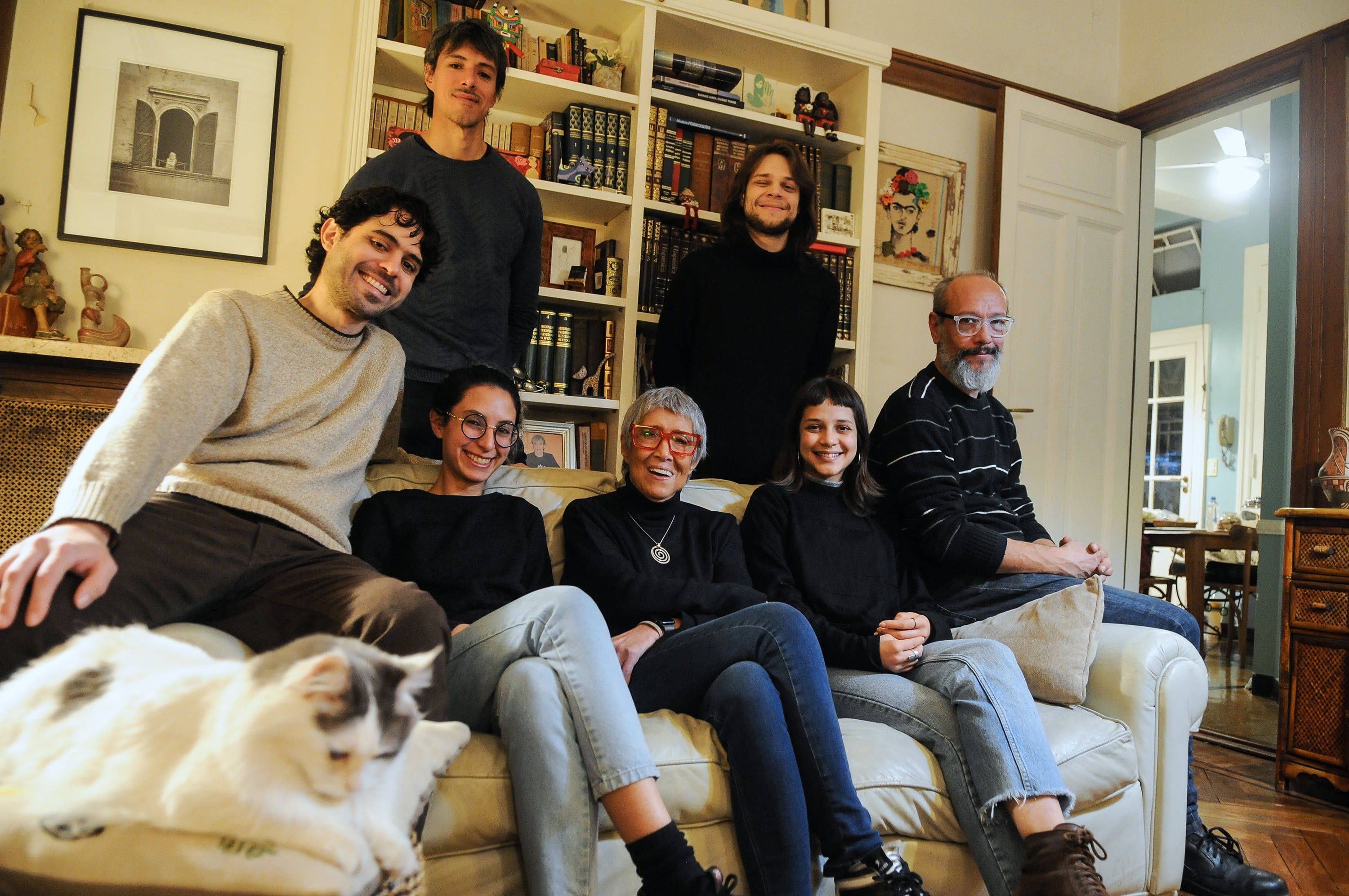 Teresa Parodi (centro) junto a algunos de los miembros de su familia que grabaron.