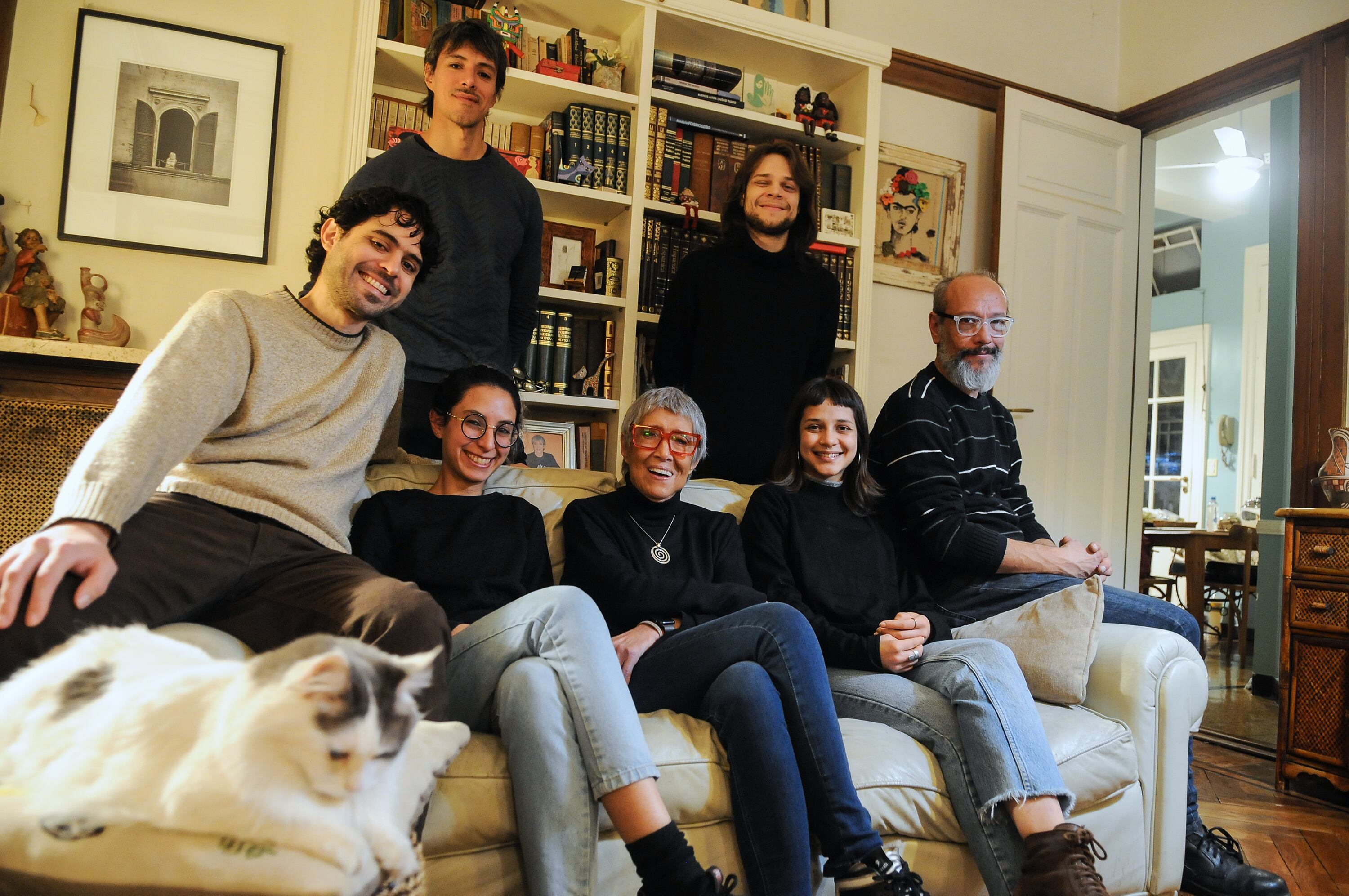 Teresa Parodi (centro) junto a algunos de los miembros de su familia que grabaron.