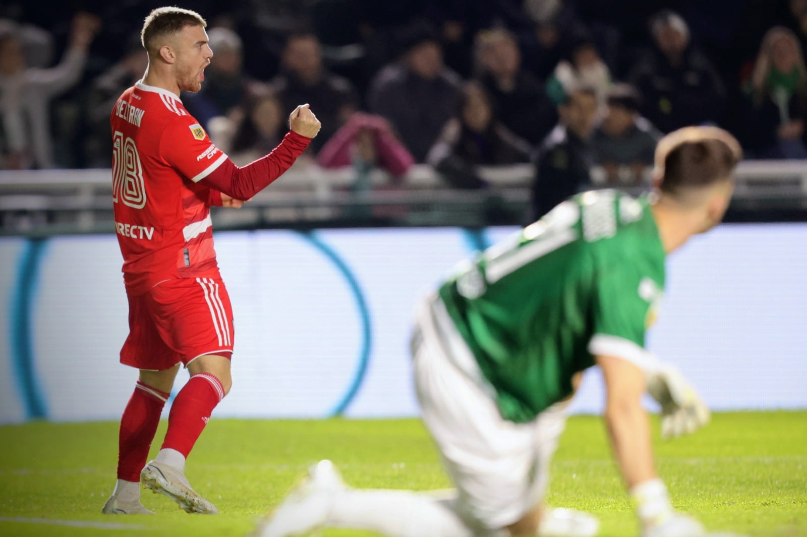 Beltrán celebra el primero de su doblete; lo padece Cambeses